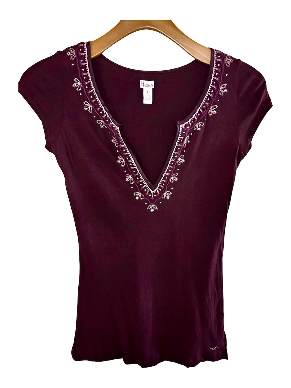 Hollister Y2K *RARE* VTG Women's Burgundy Embroidered V-Neck Tee